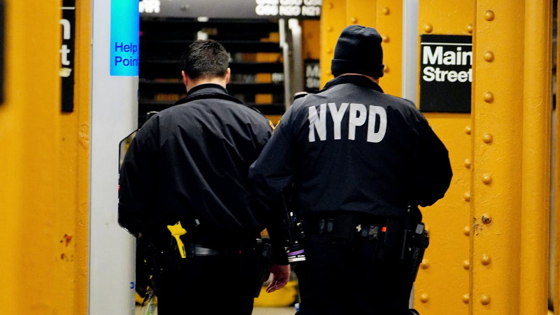 Nueva York se comprometió a recortar mil millones del presupuesto policial