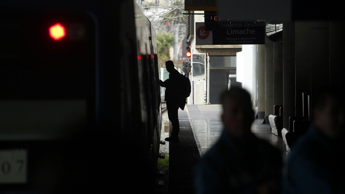 Villa Alemana: Carabineros detuvo a grafitero que provocó daños al Merval