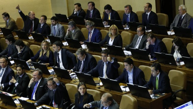 Oficialismo continúa dividido ante opción de vetar límite a la reelección