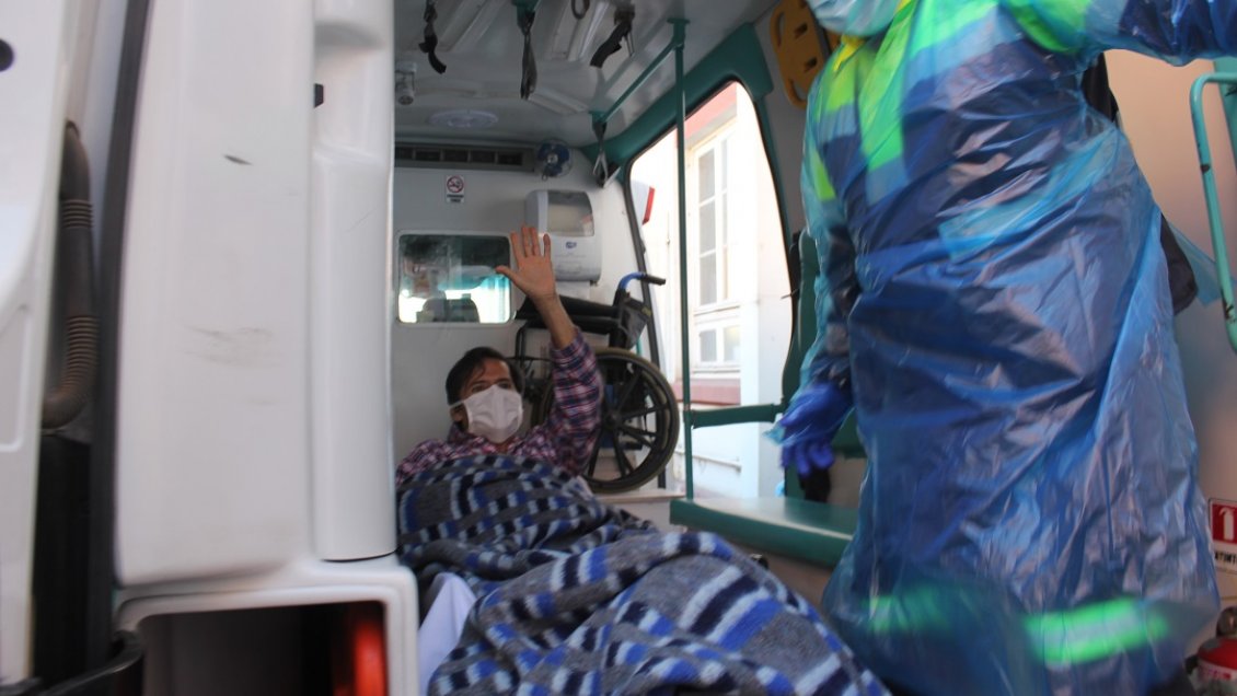 Paciente con Covid-19 regresó a Santiago tras 16 días con ventilación mecánica en La Serena