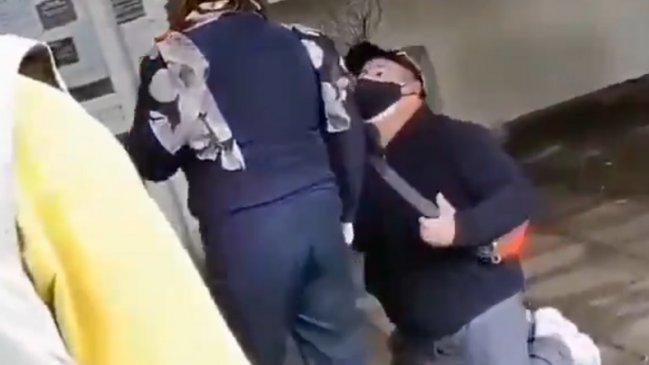 Hombre rogó de rodillas para que lo atendieran en Registro Civil de Colina