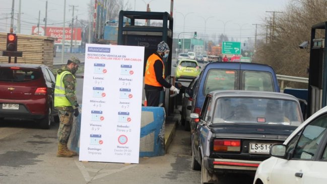 Instalan señalética sobre restricción vehicular en controles de acceso a Chillán
