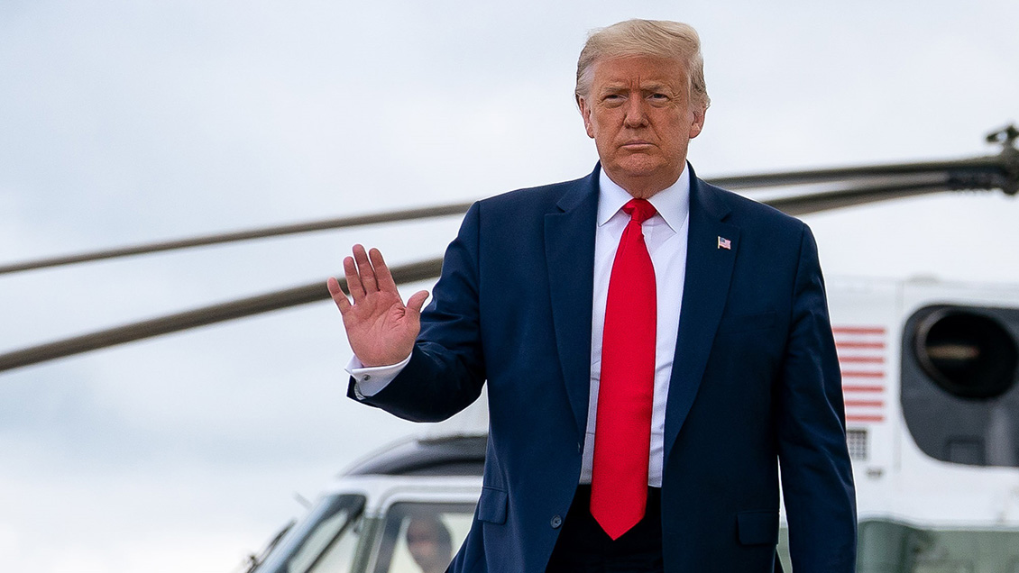 Trump conmutó la pena de cárcel de su ex colaborador Roger Stone