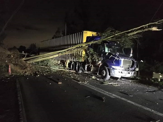 Derrumbe de cerro mantiene totalmente cortada la Ruta de la Madera