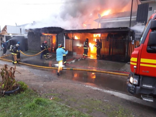 Incendio afectó a cuatro casas en Curicó: Dos con pérdida total
