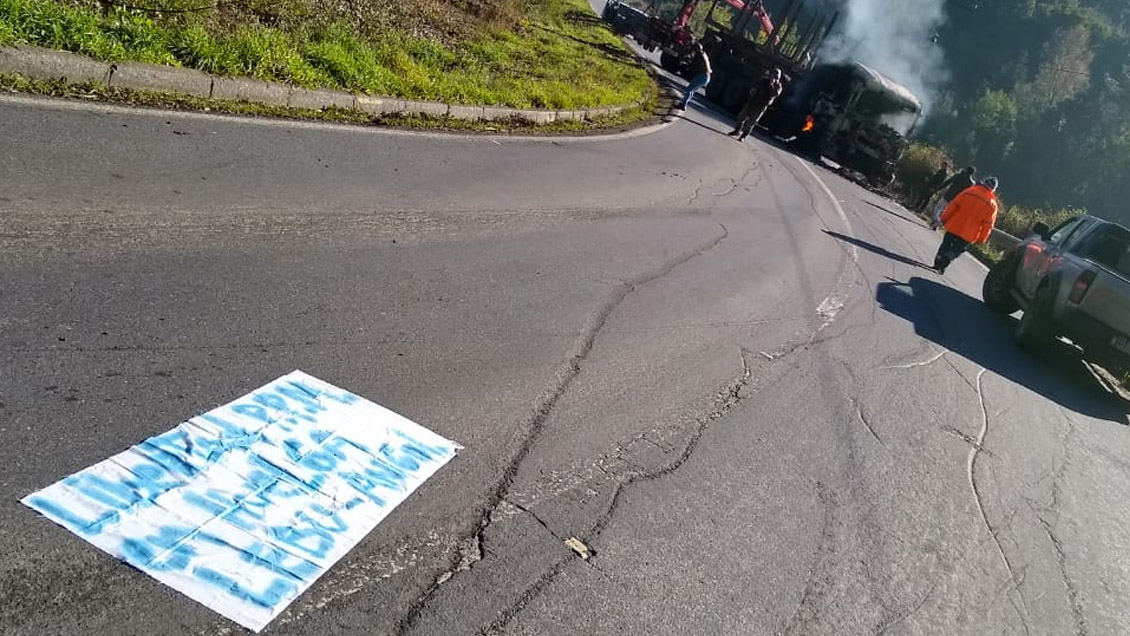 Dos camiones fueron quemados en Contulmo: Hubo disparos y se halló un lienzo