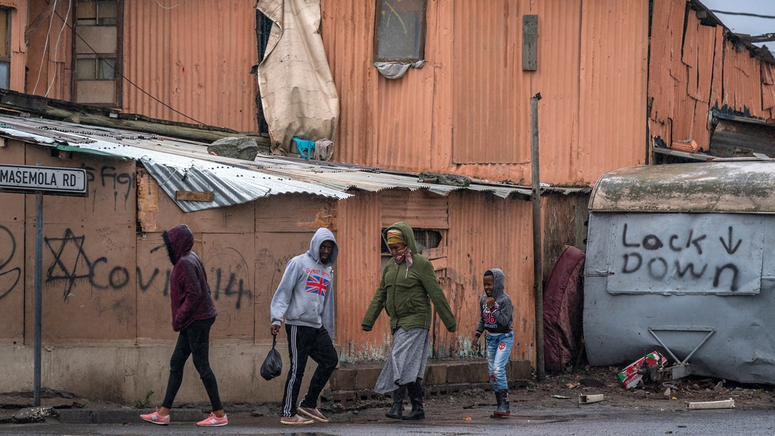 Sudáfrica reinstaura toque de queda y prohíbe la distribución y venta de alcohol