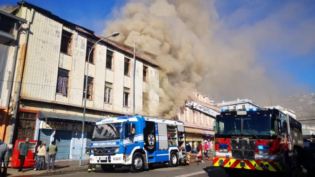 Incendio consume inmueble del centro de Valparaíso