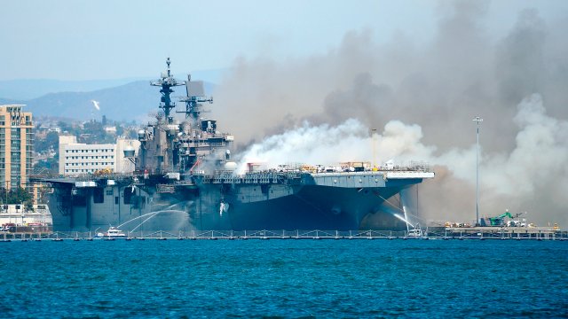 [Video] Incendio en un buque de la Armada de EE.UU. deja 18 marineros ...