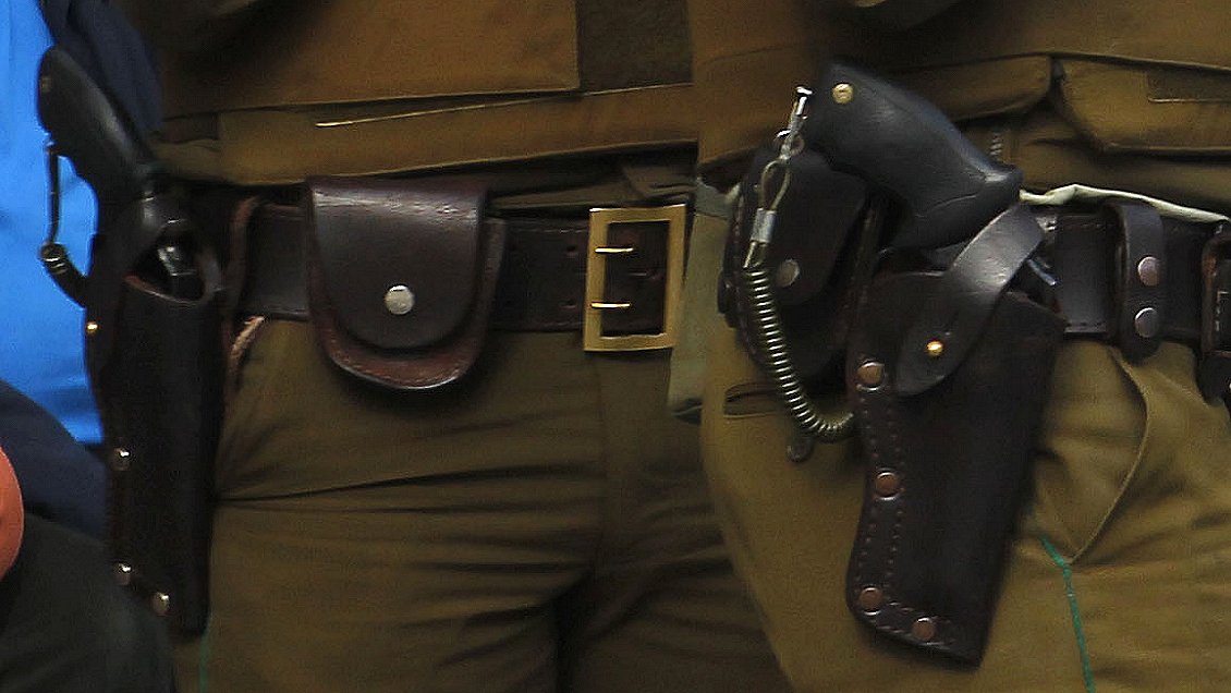 Carabineros entregó a un sargento que dio patadas y combos a detenidos