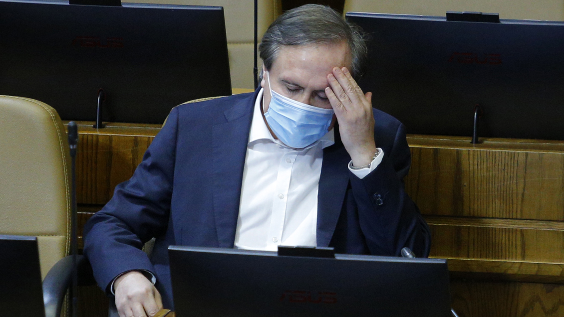 Diputado UDI que apoyó retiro de pensiones anunció su internación en centro asistencial