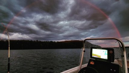  Captan inusual arcoíris rojo en la medianoche de Finlandia  