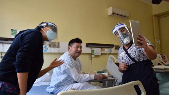 Con videollamadas acercan a pacientes Covid y sus familiares en Iquique