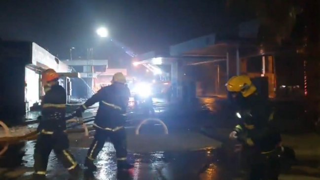 En medio de incidentes, incendio destruyó bodegas de servicentro en Villa Francia