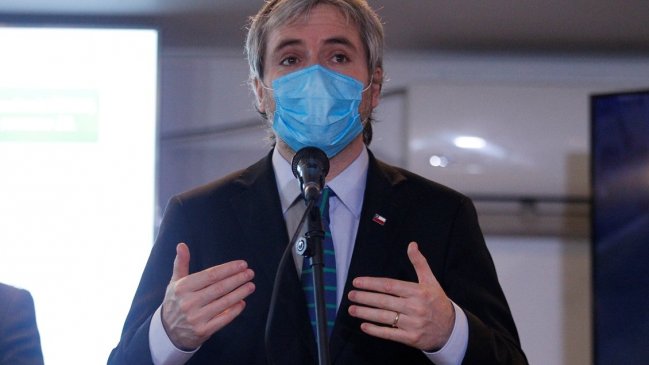 Ministro Blumel llamó a condenar la violencia tras noche de incidentes