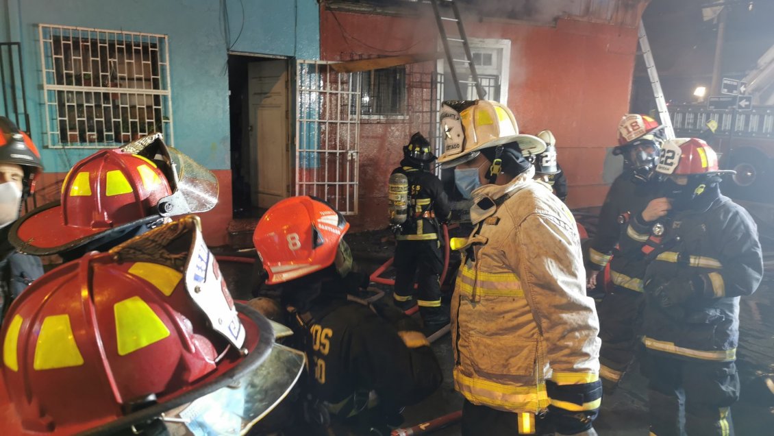 Enorme incendio afectó a siete inmuebles en Santiago