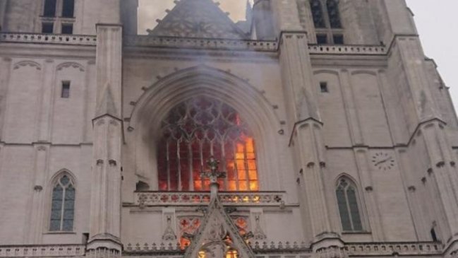 Bomberos controlaron gran incendio en catedral de Nantes