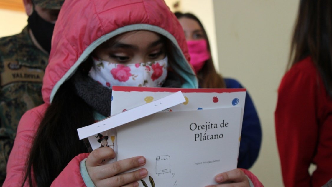Chillán: 166 niñas y niños reciben libros y material lúdico en medio de la pandemia