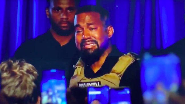 Lágrimas, esclavitud y una persona expulsada: el extraño primer evento del candidato Kanye West