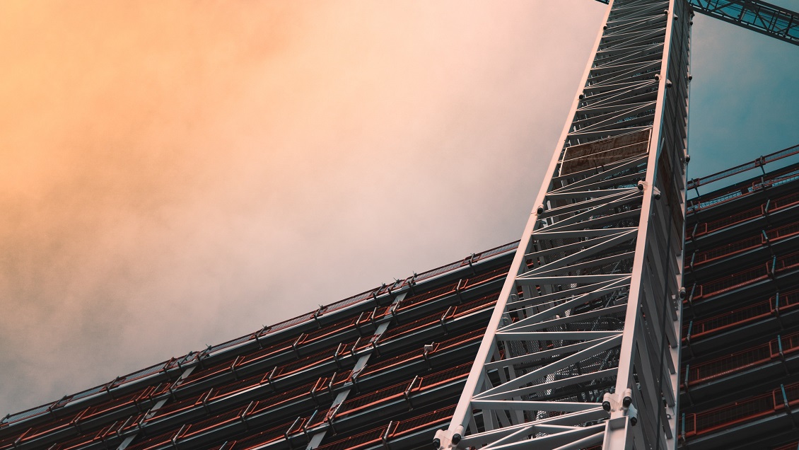 Joven tenía sexo en un edificio en construcción, cayó de una ventana y murió