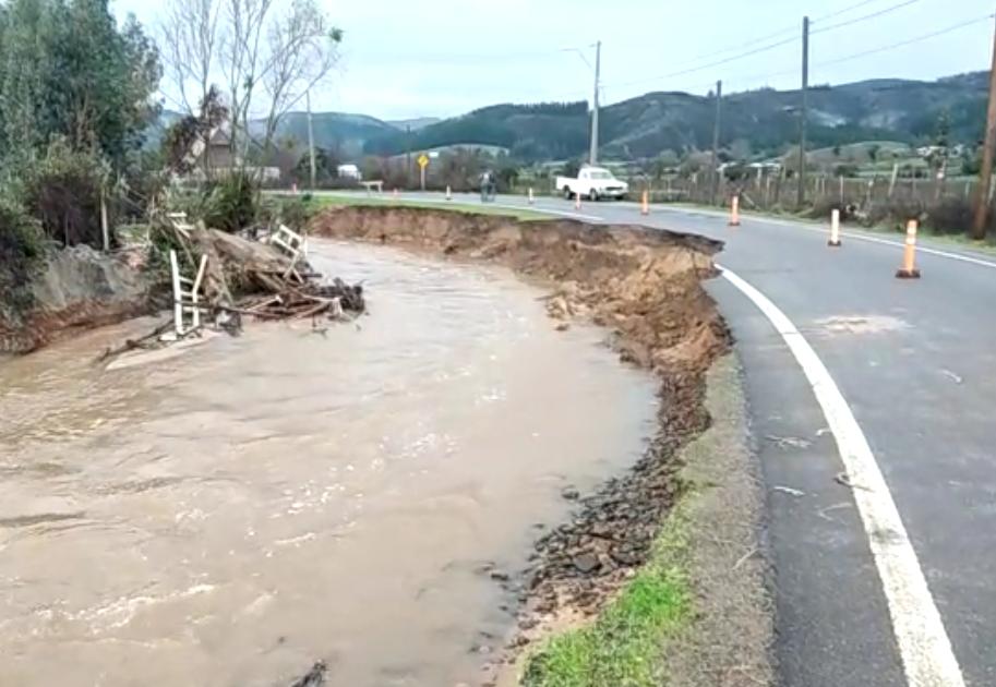 Desborde de canal de regadío provocó gran socavón en Ruta K-60 de Curepto