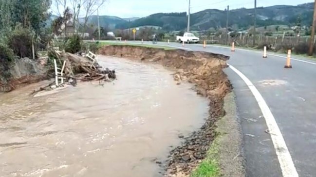 Desborde de canal de regadío provocó gran socavón en Ruta K-60 de Curepto