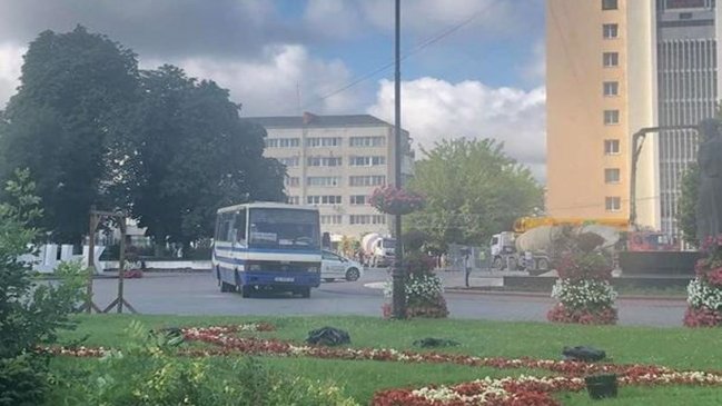 Hombre con explosivos secuestró un autobús con 20 pasajeros en Ucrania