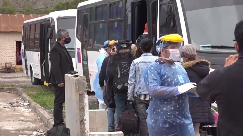 Medio centenar de trabajadores agrícolas de Vicuña fue trasladado a residencia sanitaria en Ovalle