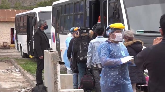 Medio centenar de trabajadores agrícolas de Vicuña fue trasladado a residencia sanitaria en Ovalle