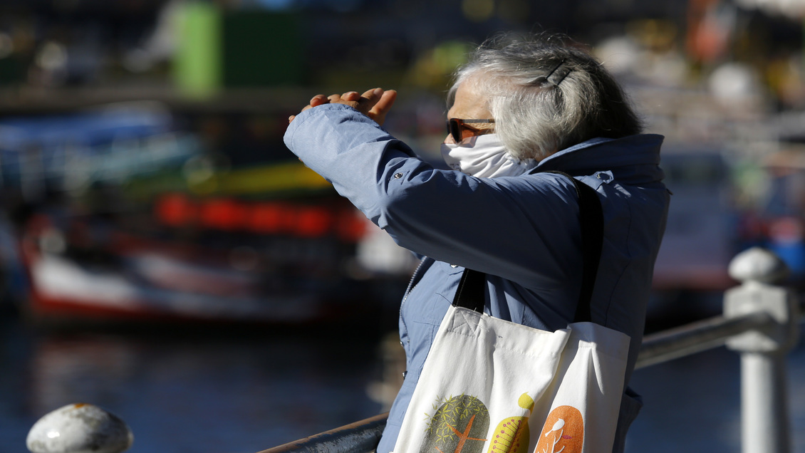Desde hoy los adultos mayores pueden salir de paseo por una hora