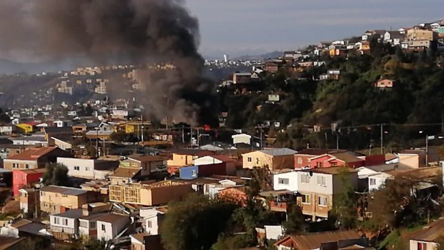 Una mujer fallecida y una vivienda destruida dejó incendio en Viña del Mar
