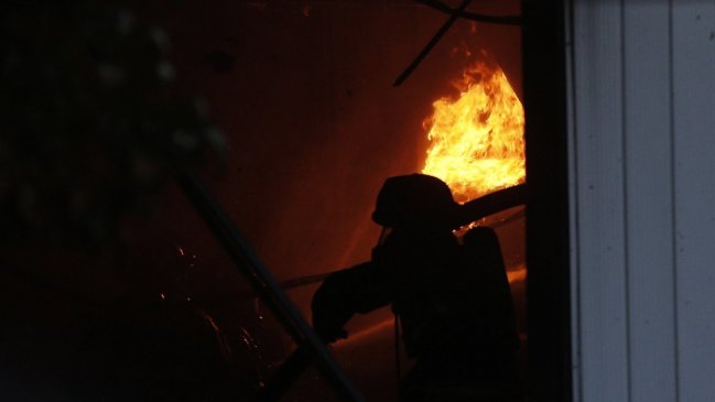 Incendio destruyó parcialmente una vivienda y completamente un taller en Ñuñoa