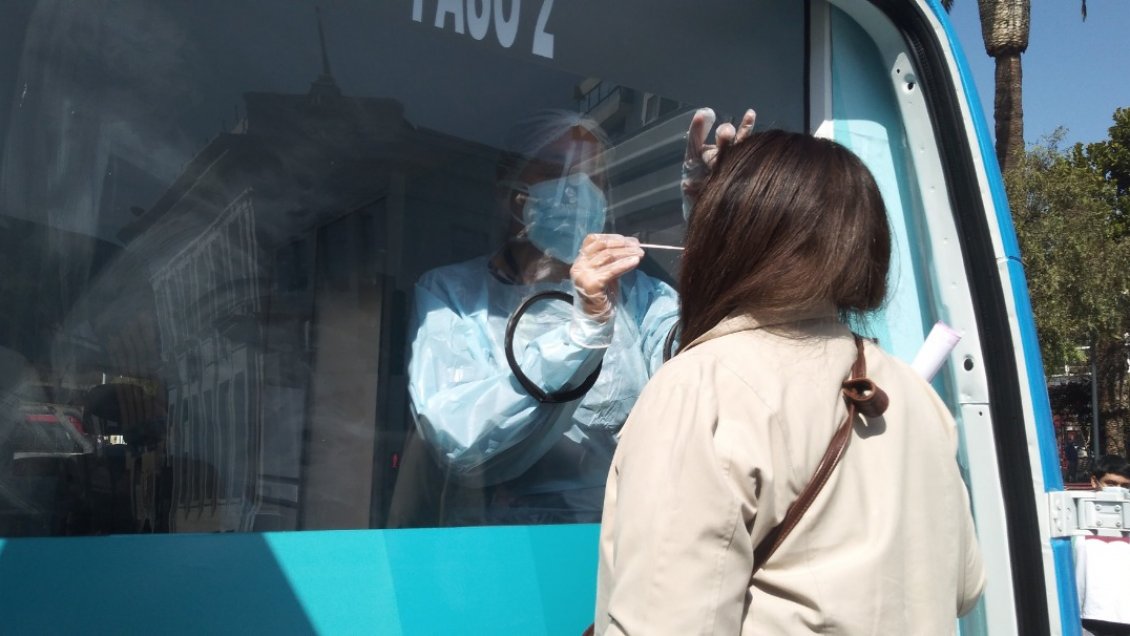 Quince PCR por hora: Nuevo laboratorio móvil inició testeo en el centro de Antofagasta