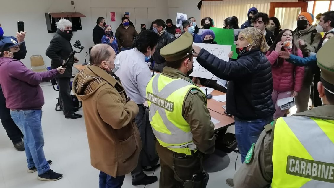 Vecinos increparon a concejal acusado de abuso sexual en Pitrufquén