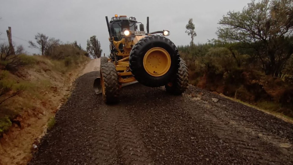 Autoridades y empresas forestales trabajan en mejoramiento de caminos en provincia del Itata