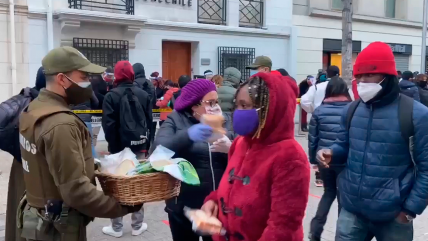 AFP repartió sandwich y café a personas que hacen la fila en sucursal