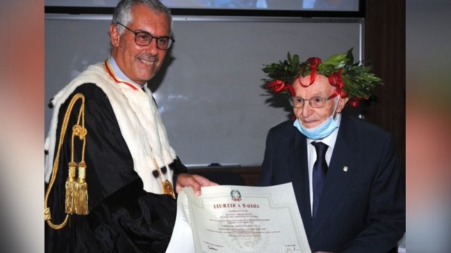 Me pongo de pie: Italiano de 96 años se graduó en la universidad