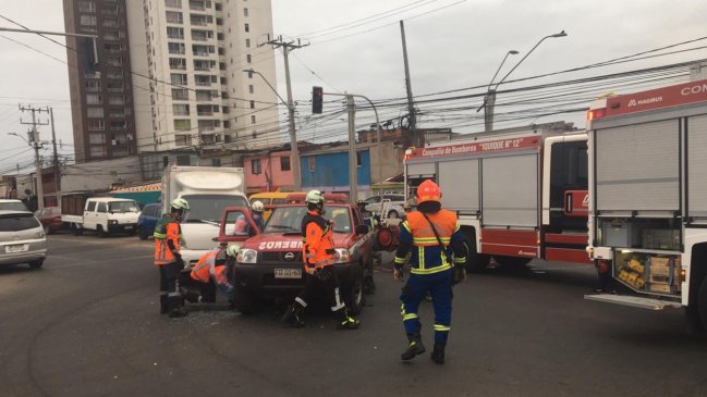 Iquique: Camioneta de bomberos chocó con vehículo de carga