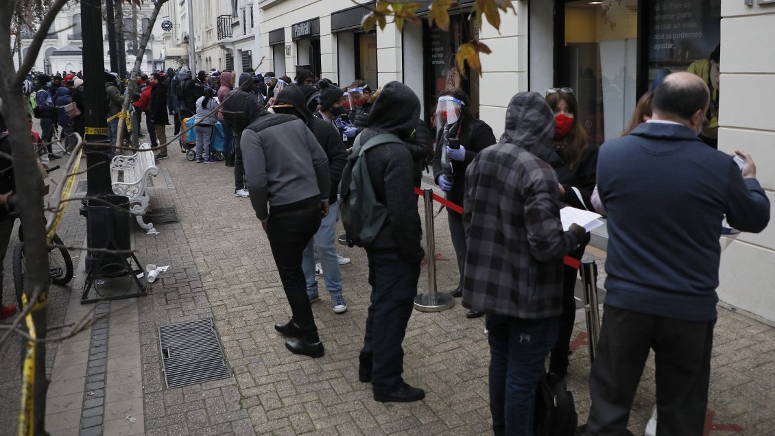 Minsal fiscalizará sucursales de las AFP debido a las aglomeraciones y el peligro de nuevos contagios