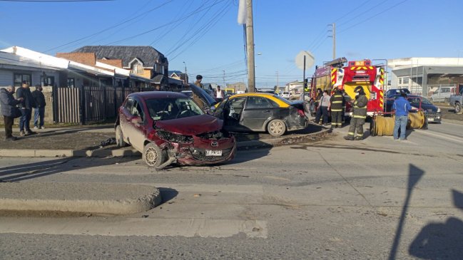 Choque entre vehículo particular y taxi dejó un lesionado en Punta Arenas