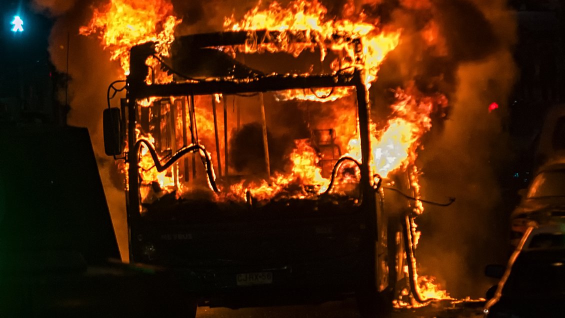 Dos micros fueron quemadas en medio de incidentes en Santiago