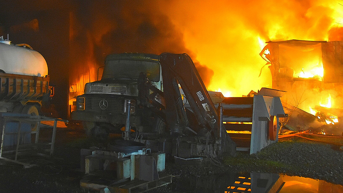 Temuco: Nuevo ataque incendiario afectó a camiones, máquinas y oficinas de empresario