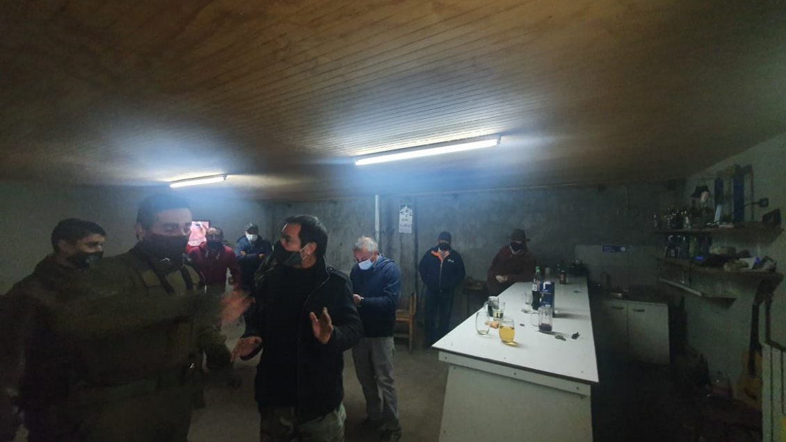 Carabineros sorprende a nueve sujetos bebiendo alcohol al interior de restaurant en San Fernando