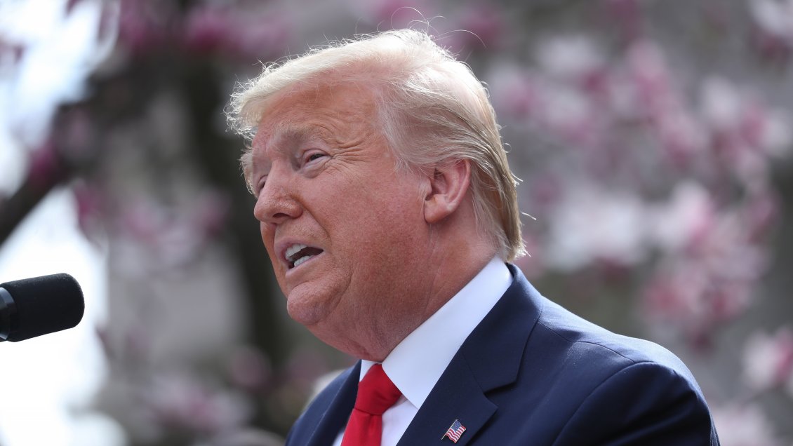 Trump firma ayudas económicas ante el bloqueo en el Congreso de EE.UU.