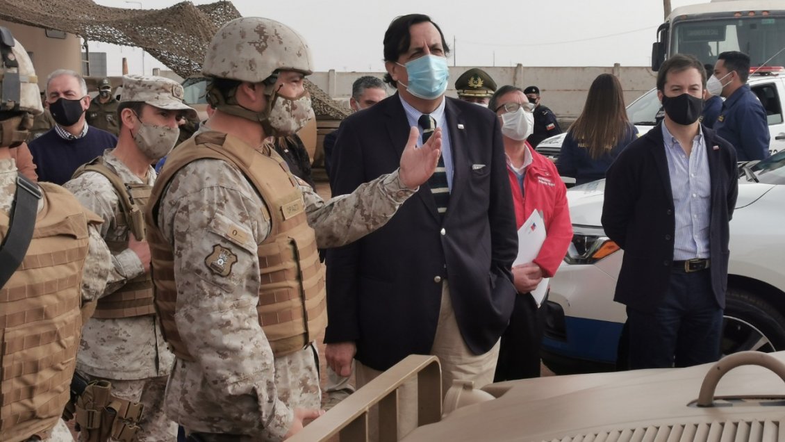 Ministro Pérez visitó Arica para revisar política migratoria en la frontera en medio de críticas