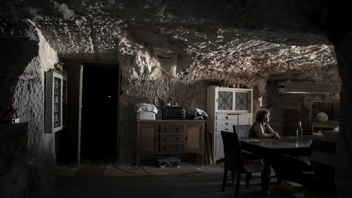 Fotógrafa chilena es premiada por serie que retrata la vida moderna en cavernas