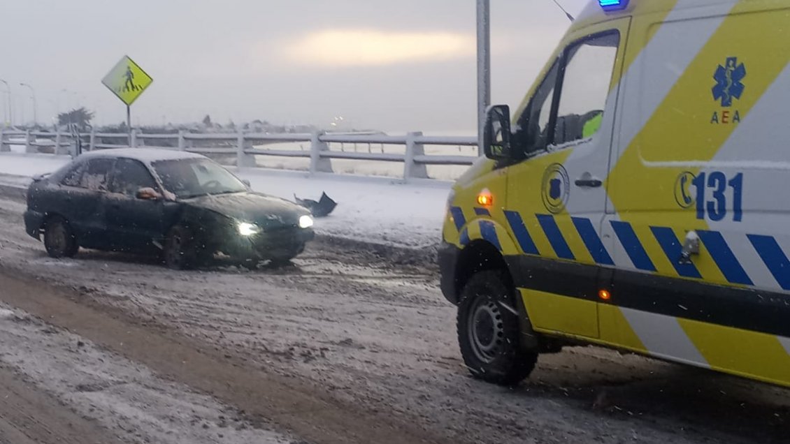Conductor chocó contra poste de alumbrado público en la Avenida Costanera del Estrecho en Punta Arenas