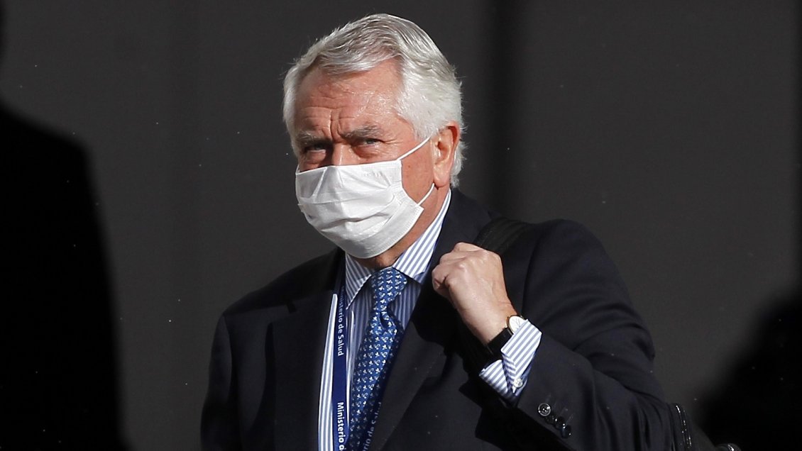 Ministro Paris: Países que nos critican no hacen ni la mitad de los exámenes que nosotros