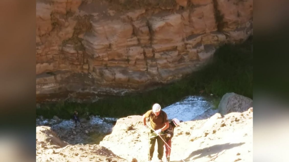 Paseo terminó con rescate de familia que cayó hacia una quebrada en Pica