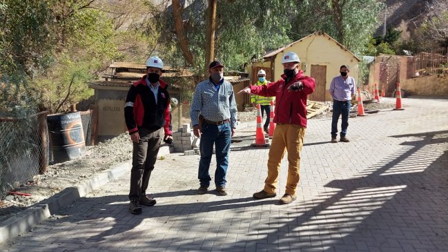 Con adocretos pavimentan Ruta D-373 en Vicuña